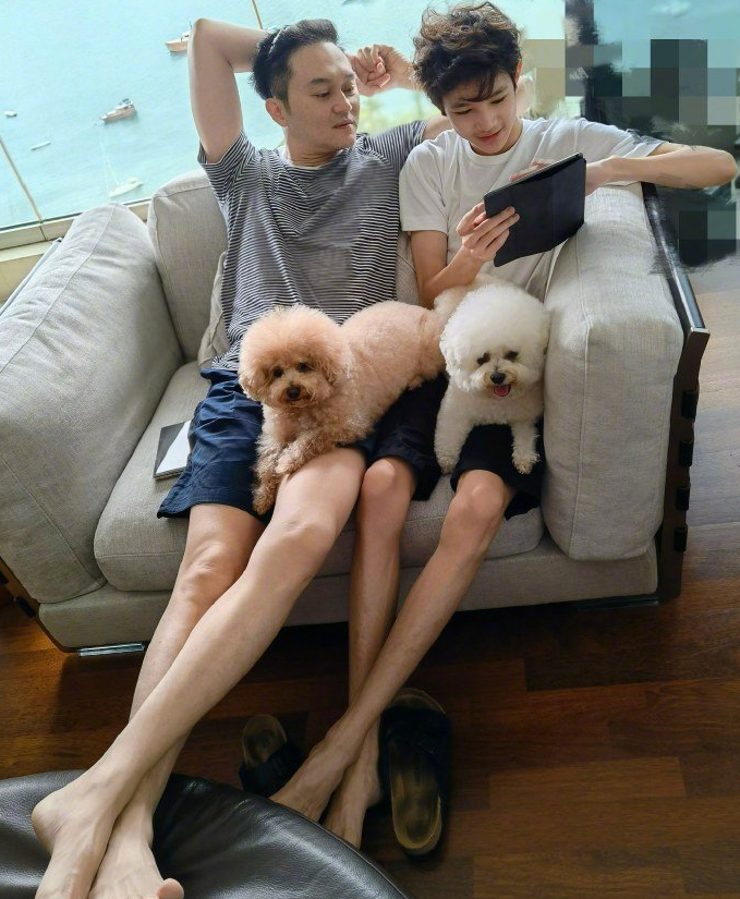 张智霖携家人游普陀山！14岁儿子身高超爸爸，眉眼酷似年轻袁咏仪