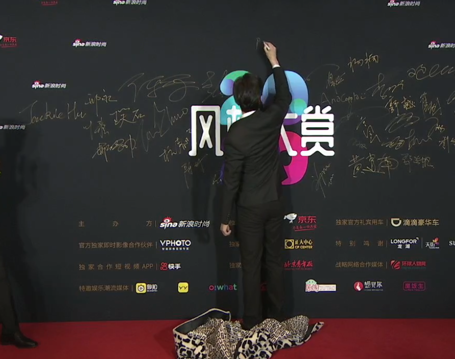 风格大赏明星穿搭：惠英红像鸡毛掸子，许佳琪