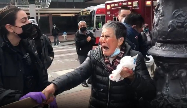 侮辱性极强！白人男子当街行凶，反被华裔老太送上担架，满眼呆滞