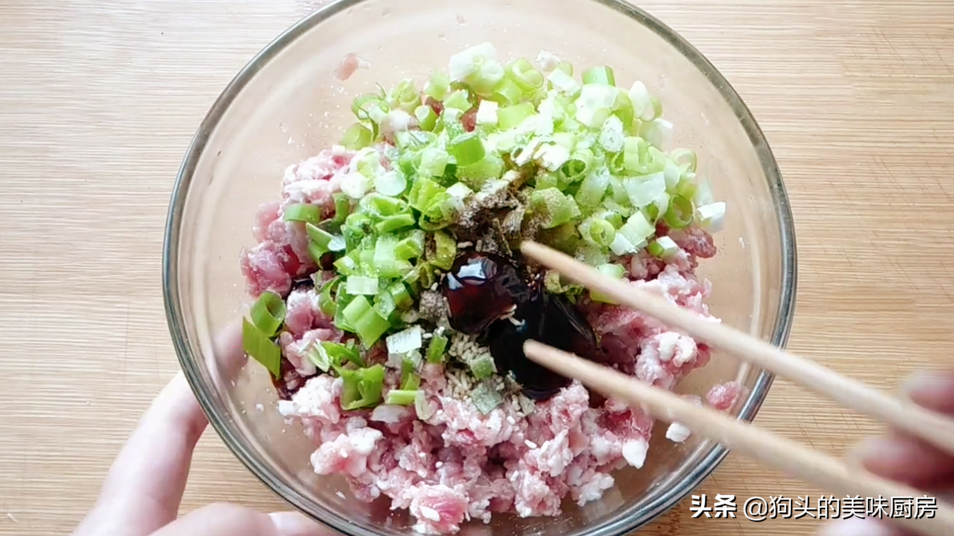 外面賣4元一個的鮮肉餅，一口鍋就能做，十塊做好幾個，先收藏了
