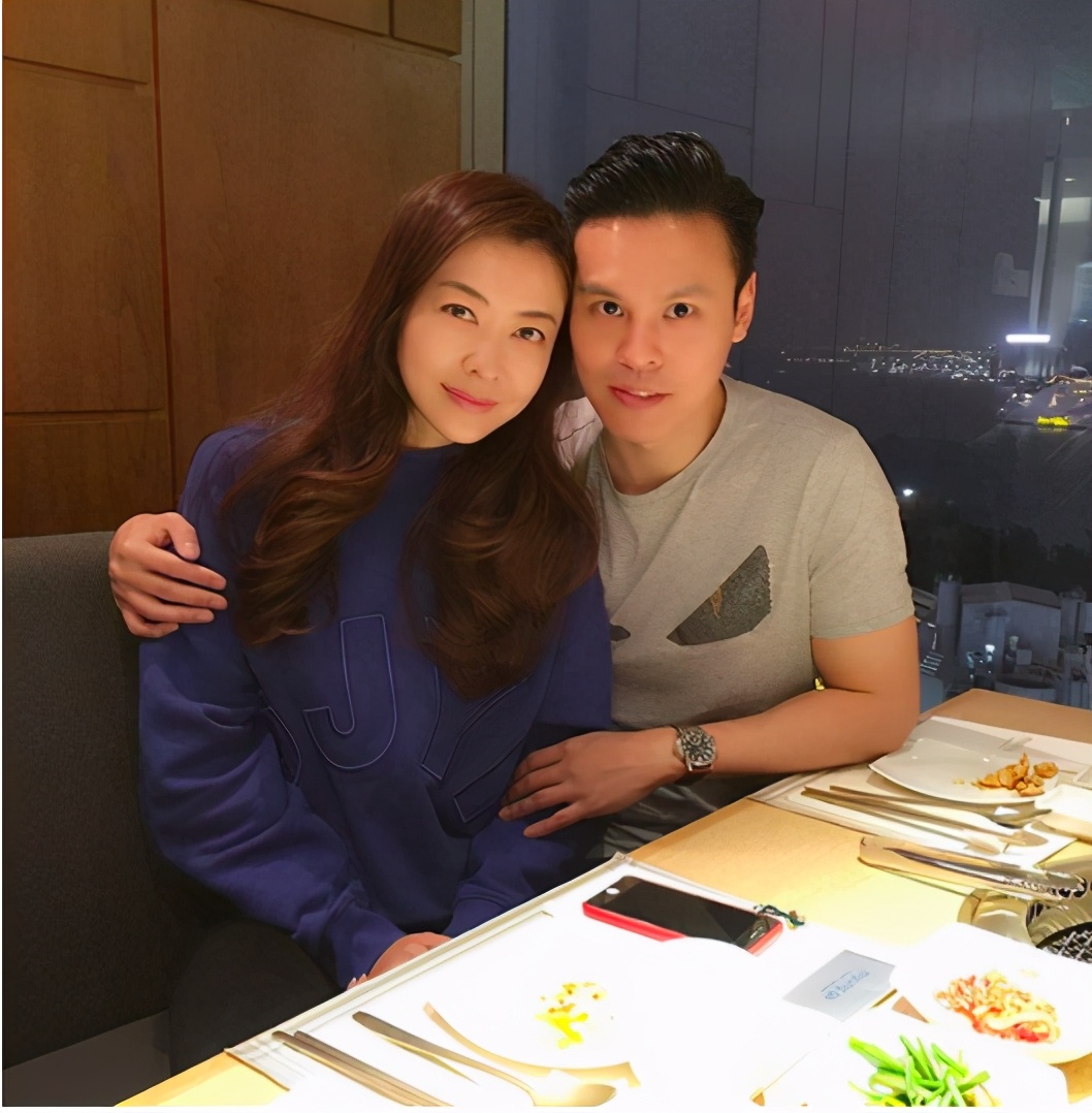 熊黛林小女兒責任感強，逛街幫郭可頌拿包，走路還主動牽姐姐手