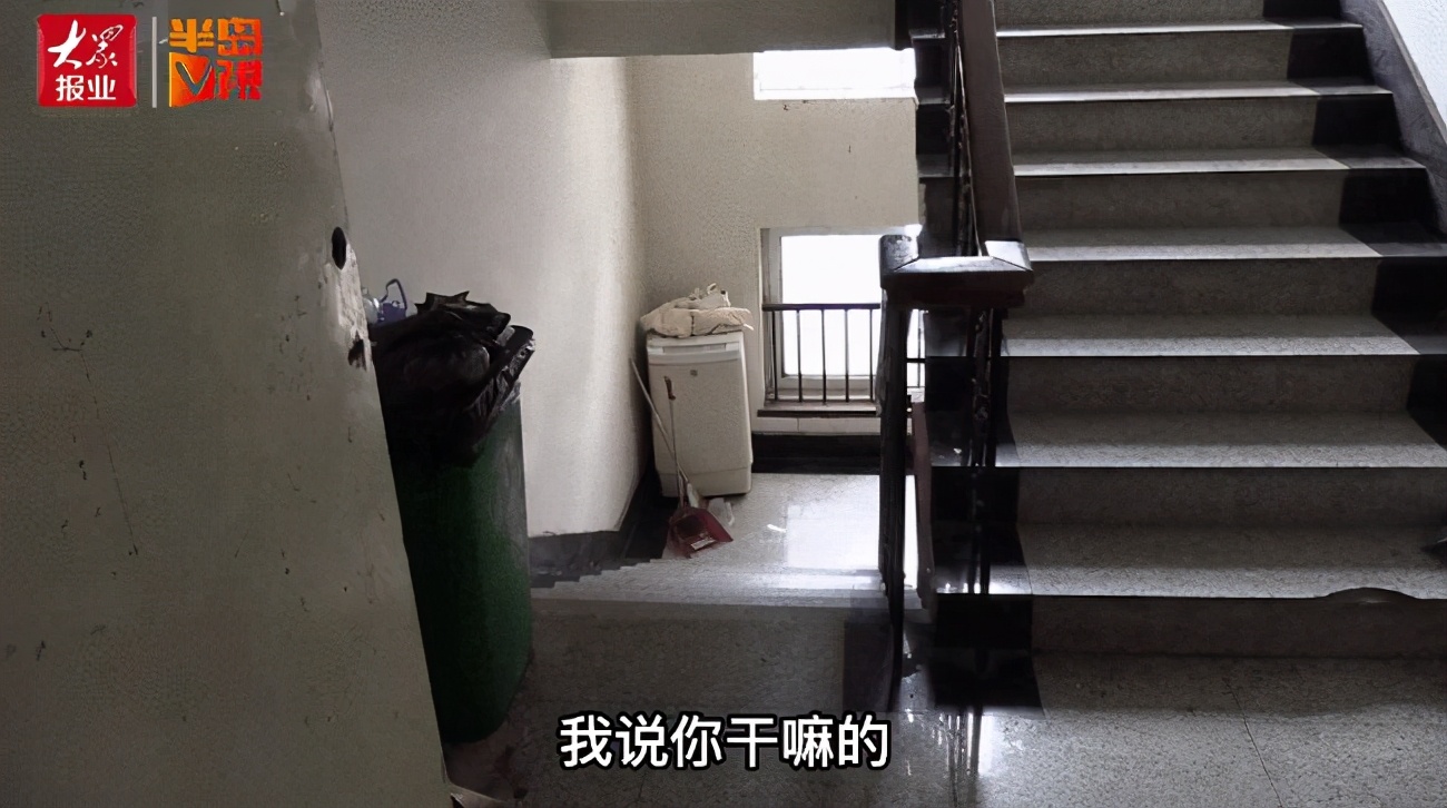 凌晨，青島街頭，年輕姑娘遭陌生男子一路尾隨！對(duì)方兩次假裝離開(kāi)，然后悄悄跟上樓…