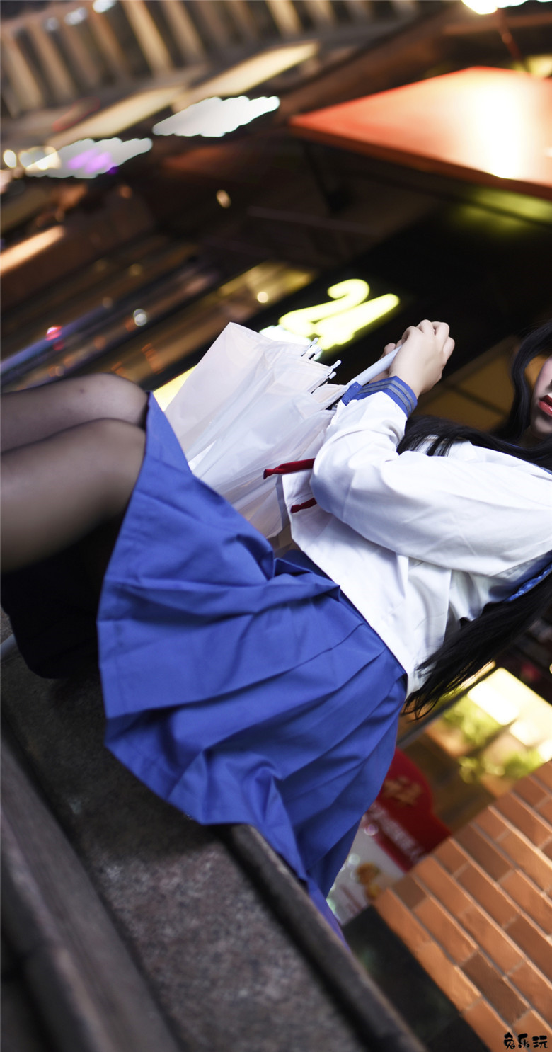 清新美少女打伞漫步夏日细雨中