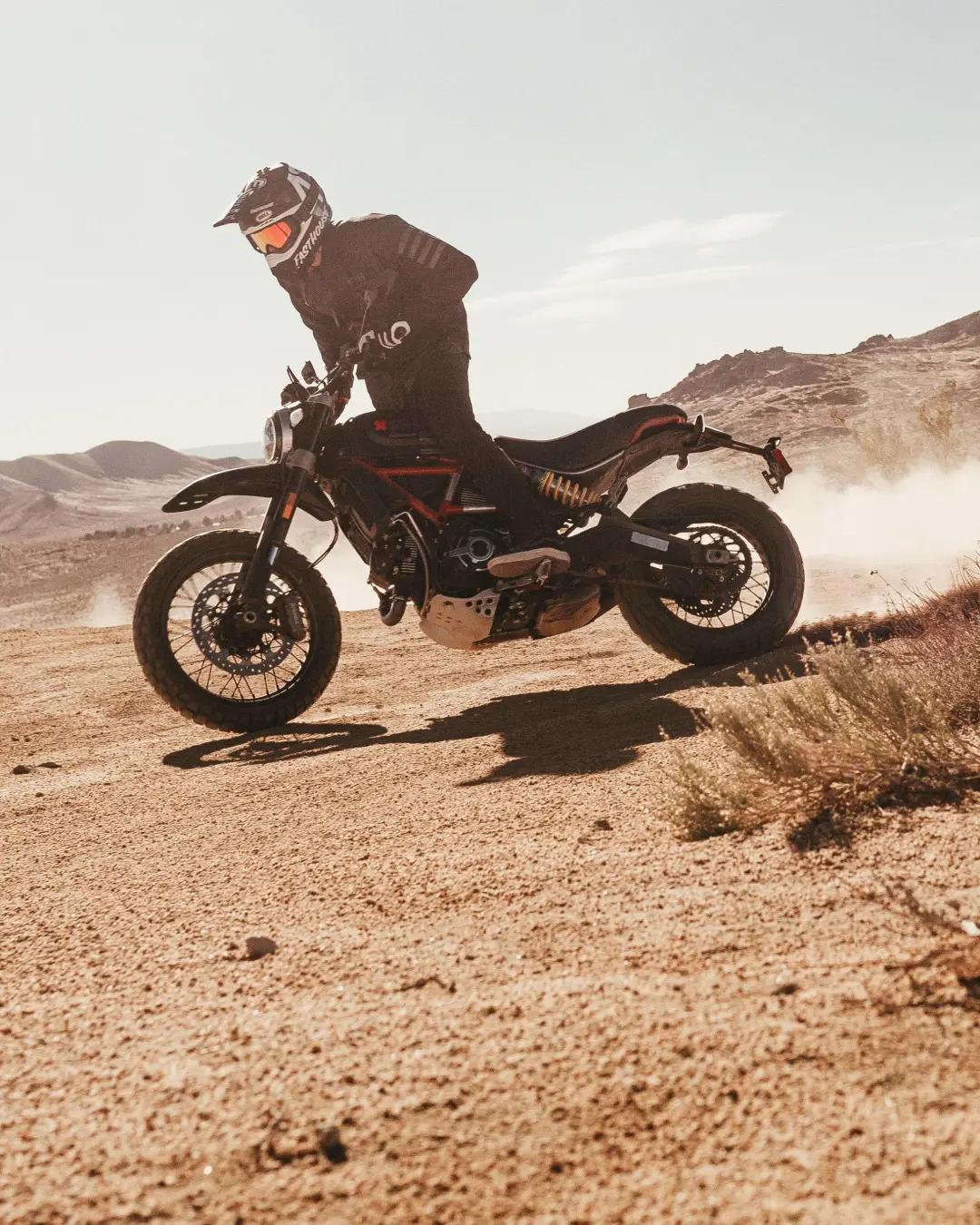 杜卡迪这款摩托车动力强劲，不仅能越野还能上赛道