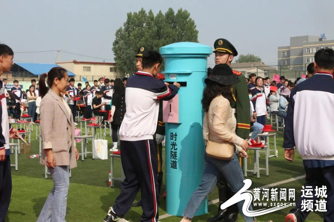 運(yùn)城龍翔實(shí)驗(yàn)中學(xué)好不好?舉行首屆成人禮(圖3) 運(yùn)城龍翔實(shí)驗(yàn)中學(xué)好不好?舉行首屆成人禮(圖3)