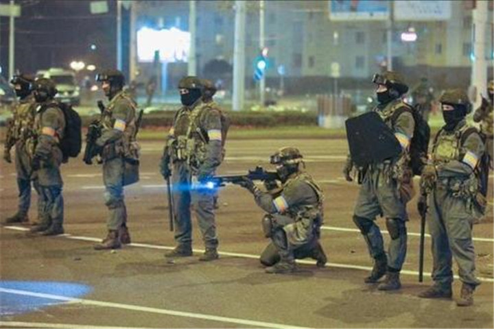 坚决不走乌克兰老路，大批装甲车驶入白俄罗斯，这次可不是闹着玩