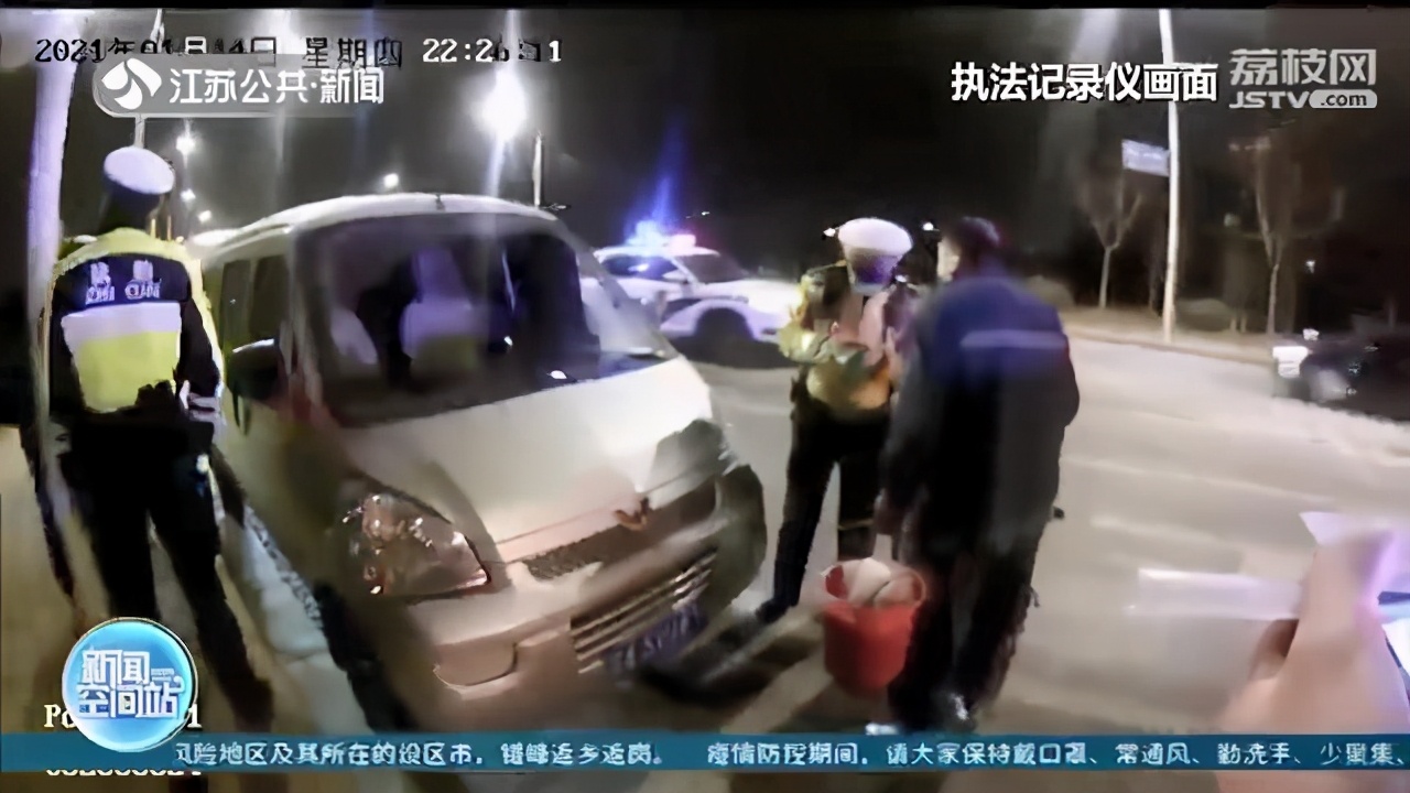 深夜暖心一刻！男子深夜回家错过末班车 交警将其送回