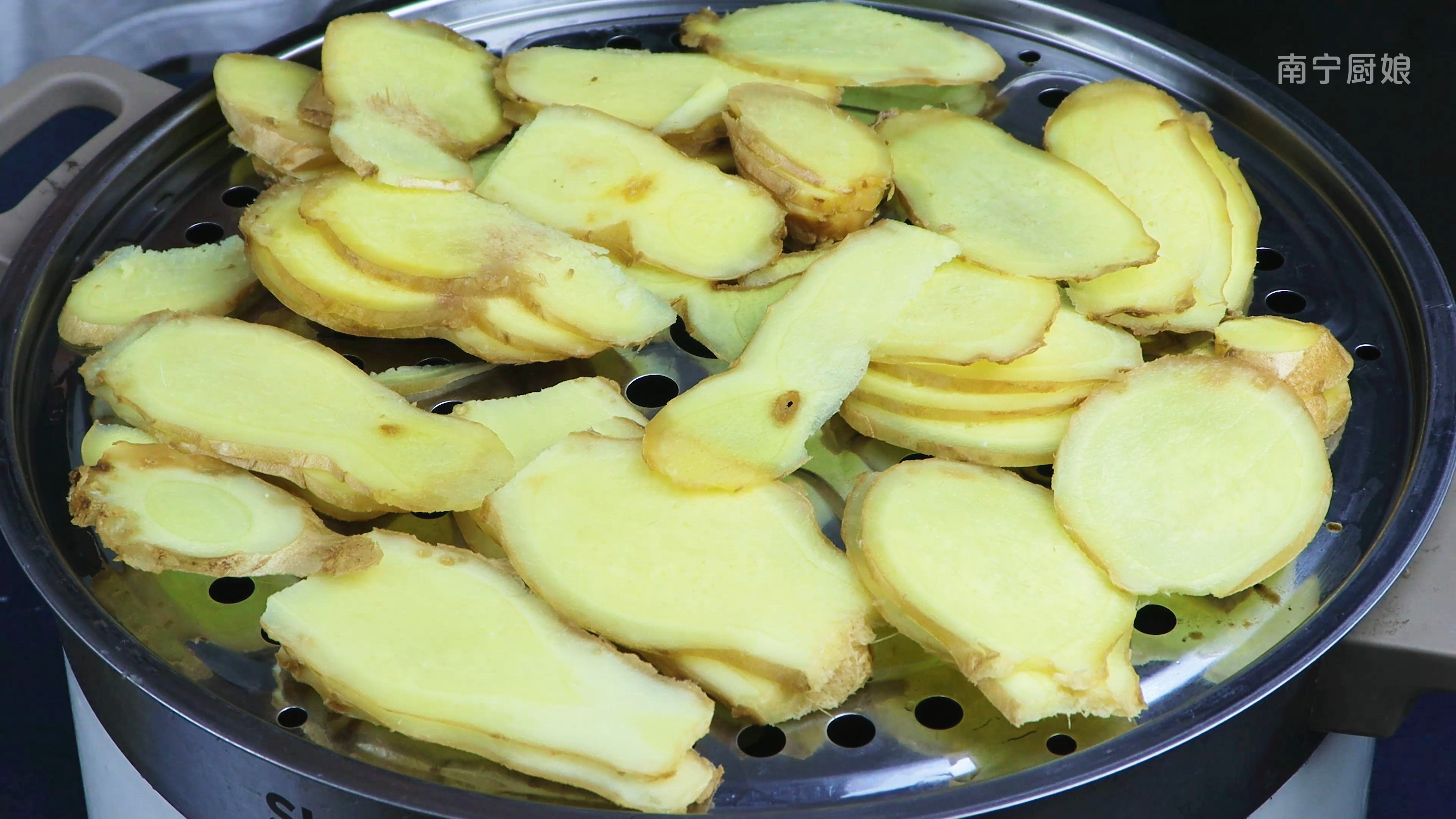 把生薑放鍋裡蒸一蒸，效果花錢都難買，爺爺悄悄告訴我，長見識了