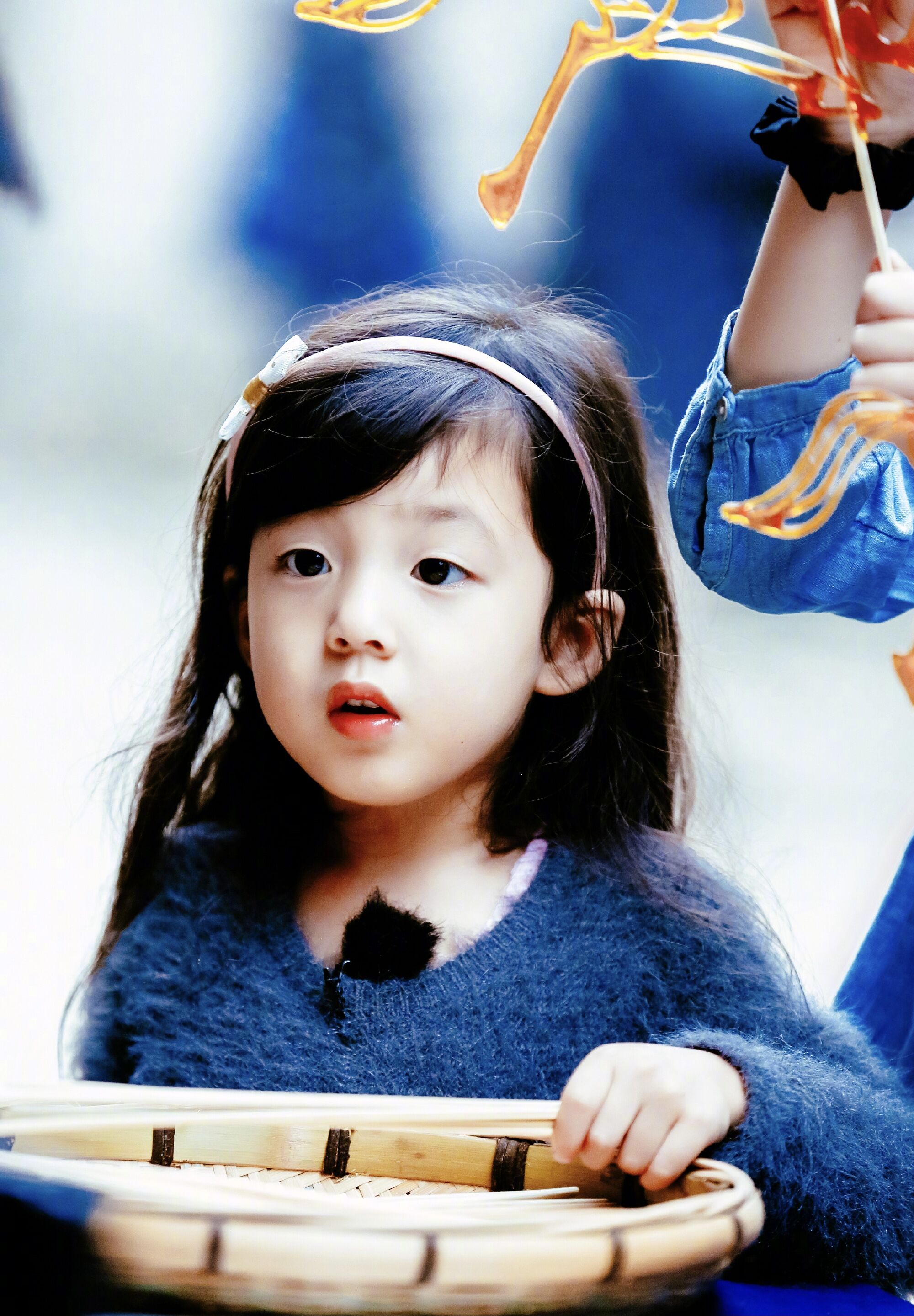 霍思燕二胎小女儿曝光？穿红裙走路摇头晃脑，与嗯哼坐同一辆车