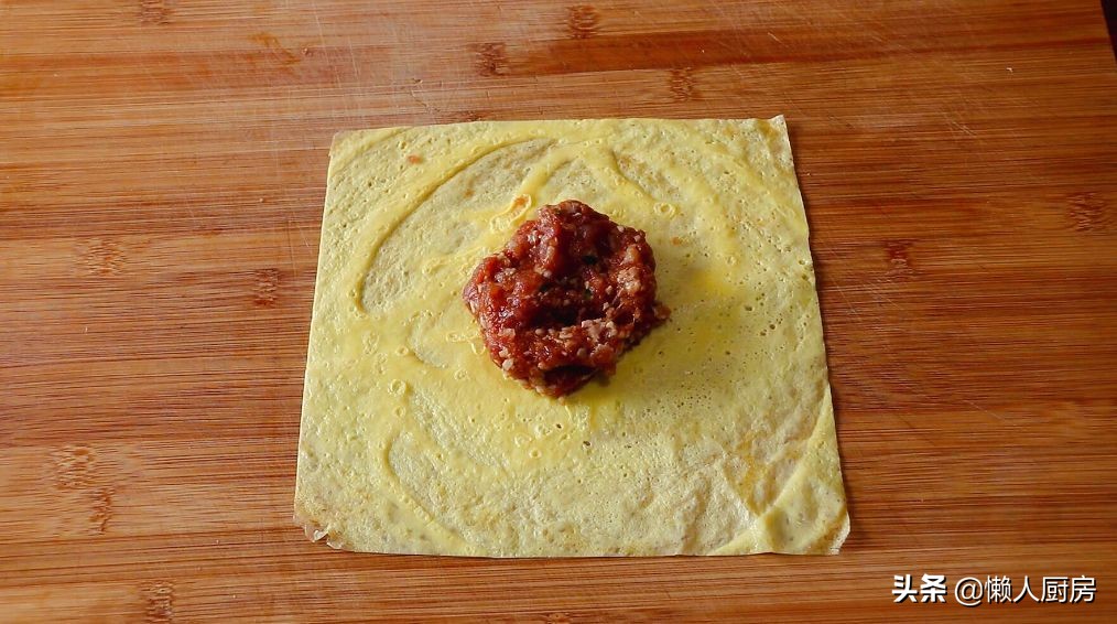 猪肉配上莲藕，既是汤又是菜，加上一点韭菜后，吃起来特别的鲜