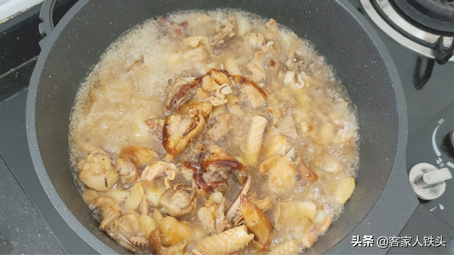 鸡肉配2个鱿鱼，这样做鸡骨头都舍不得吐，越嚼越香，味道真的好