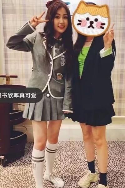 青2庆功宴现场！蔡徐坤西装现身，赵小棠休闲装扮引网友热议