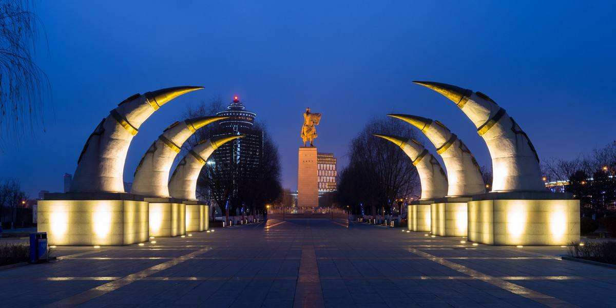 压力山大的内陆国：一半国民住首都，以一城之