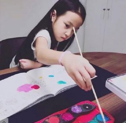 趙薇女兒人美心善，連續6年生日做慈善，捐款已高達上百萬