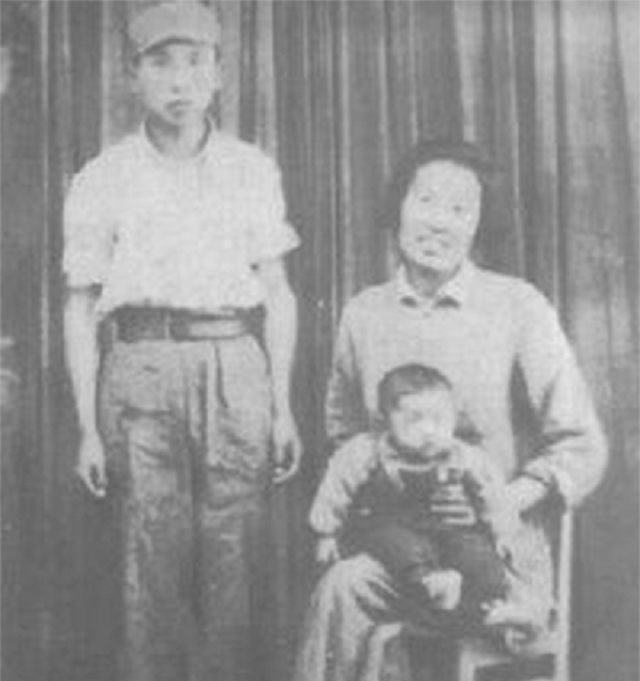 1946年，23岁董健民为保机密，携丈夫和儿子跳入