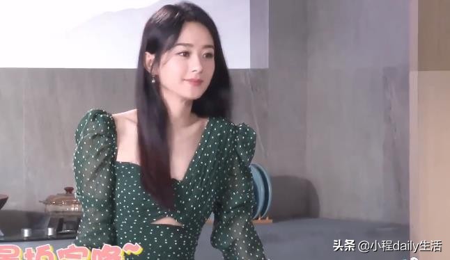 赵丽颖拍摄没开空调，大热天披头散发，而肩膀垫毛巾吸汗很朴实