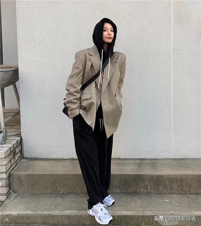 今春火了一种穿法，叫“西装+卫衣”，青春又时尚，小个子也适合
