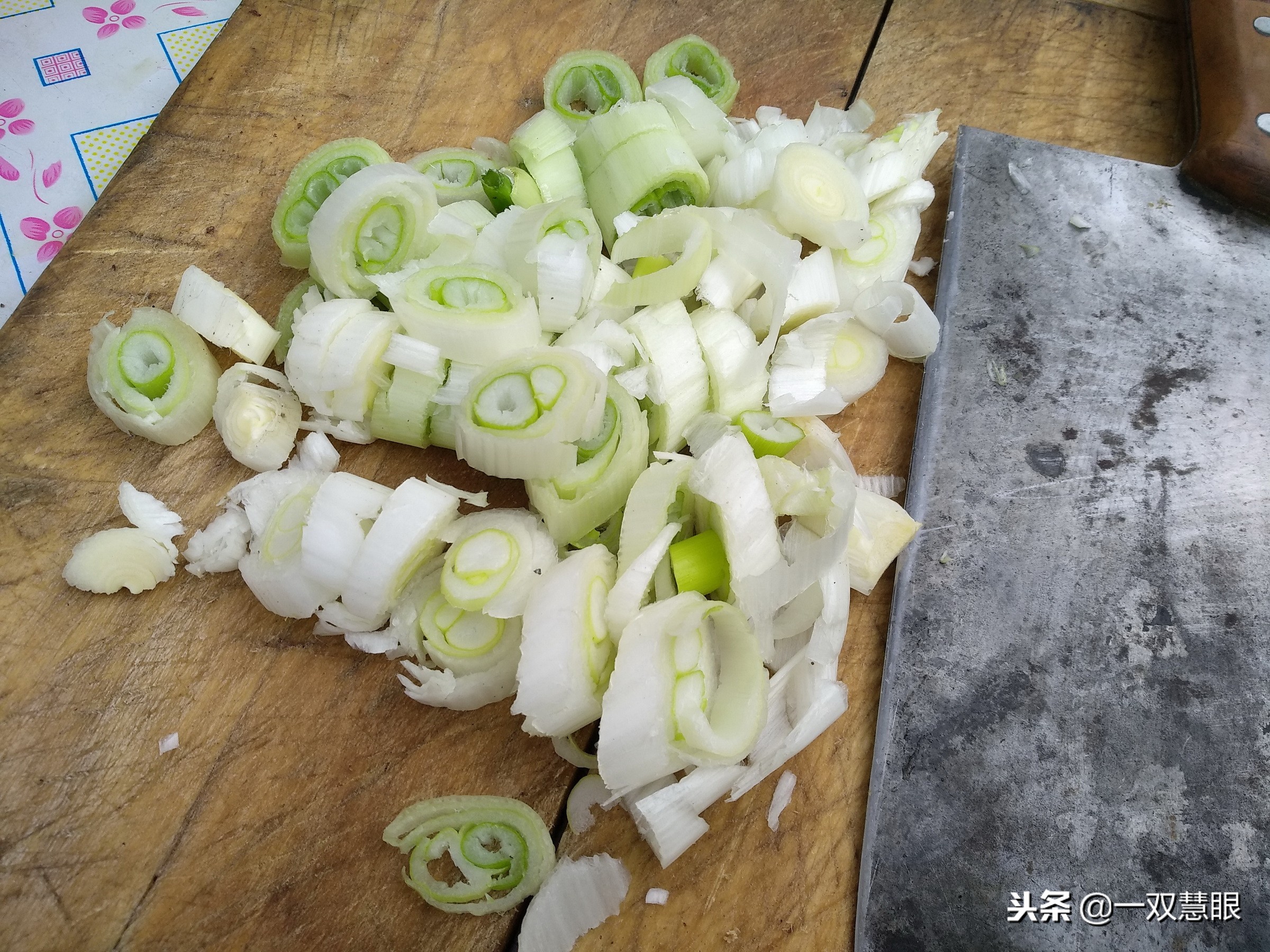 猪血肠杀猪菜那是北方人的最爱，杀猪菜猪血肠的制作过程很复杂的