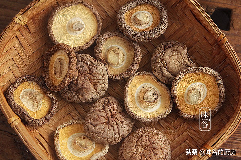 买香菇时，干香菇和鲜香菇哪个才好？原来差别可大呢，别再买错了