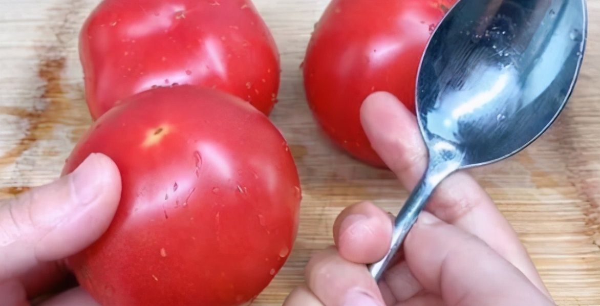 Peel the tomatoes, don't scald them with boiling water!Teach you 2