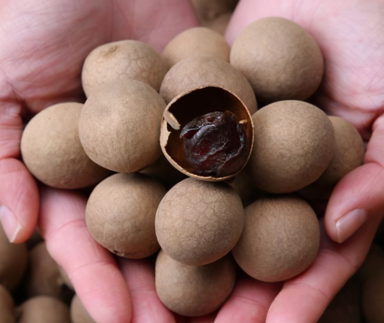 30岁后女人总失眠咋办？这4种食物可以多吃，促进睡眠，不多梦