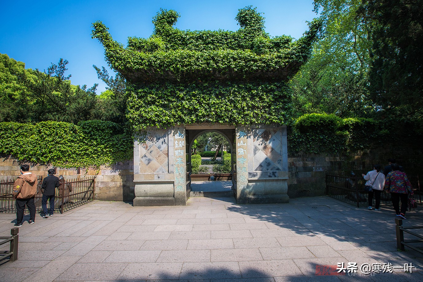 秦桧跪像(杭州岳庙秦桧像跪了800年，其后人要求拆除，网友炸锅景区表态了)