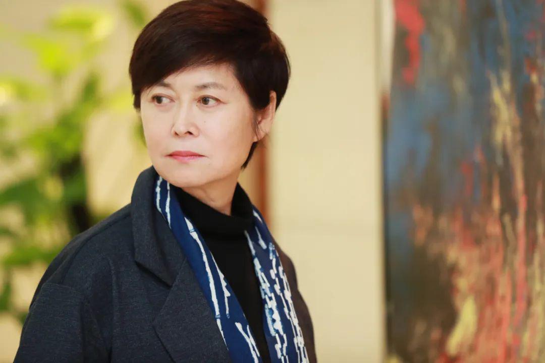 “国民大姐”敬一丹：嫁亿万富商，结婚40年，女