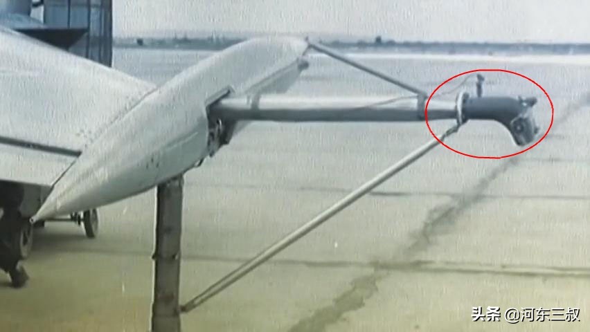 空中拼刺刀，造型独特的雅克-36垂直起降战斗机