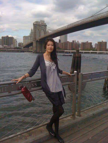 王宝强女友近照曝光，开豪车上班，神态憔悴失