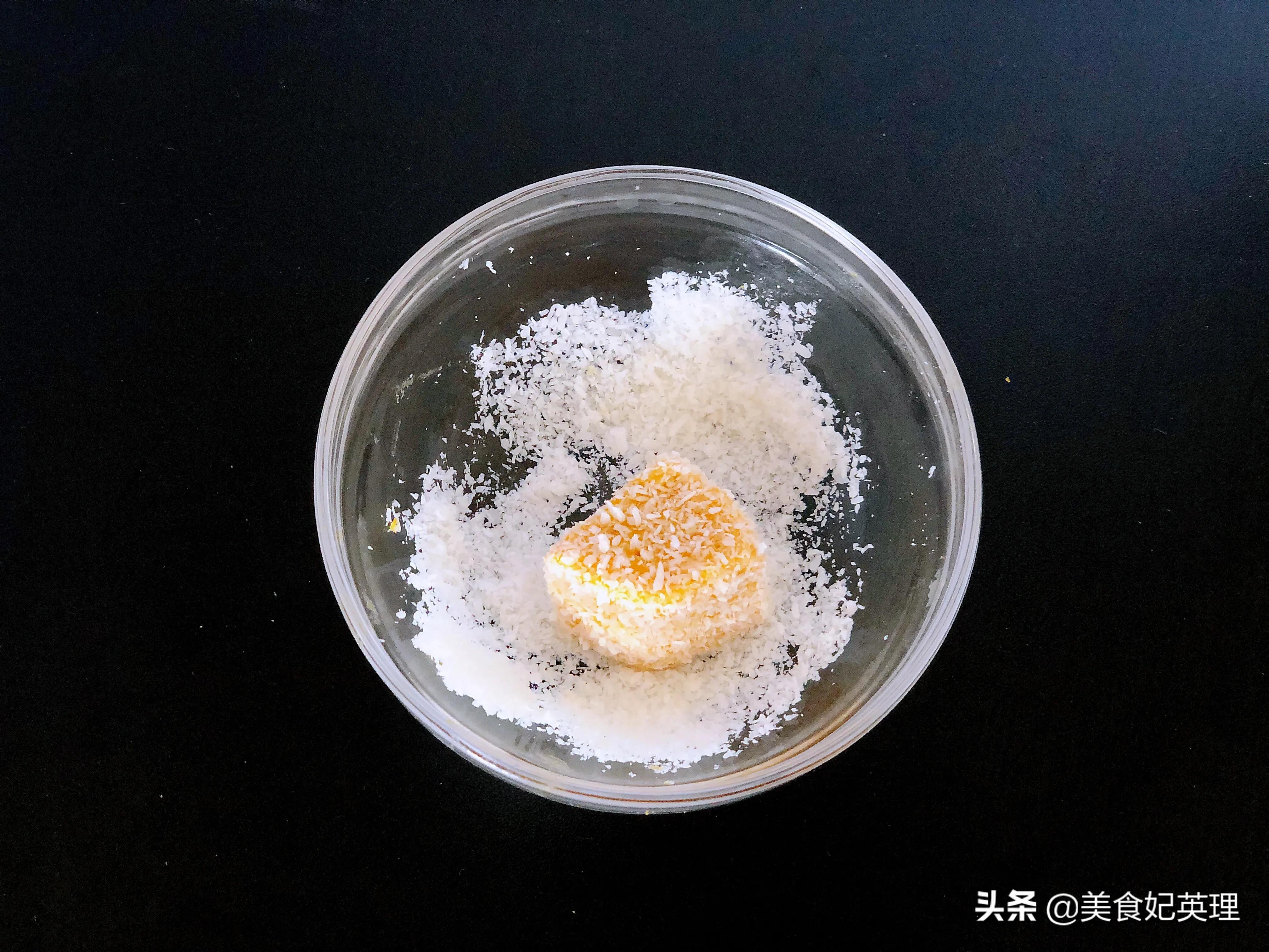 秋天就给孩子做这小零食，半块南瓜一杯牛奶，甜甜糯糯入口即化