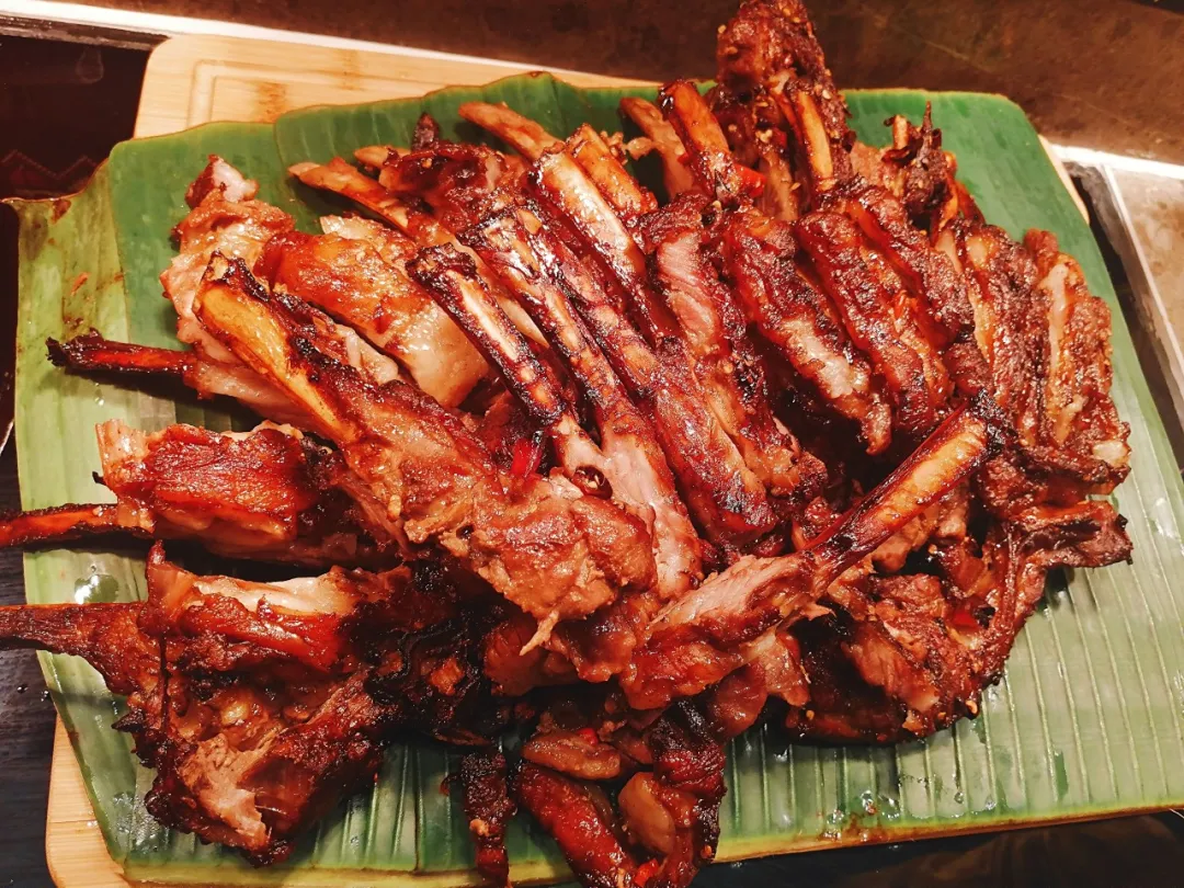 重庆融汇丽笙酒店：高山流水长桌宴，归来还看民族风