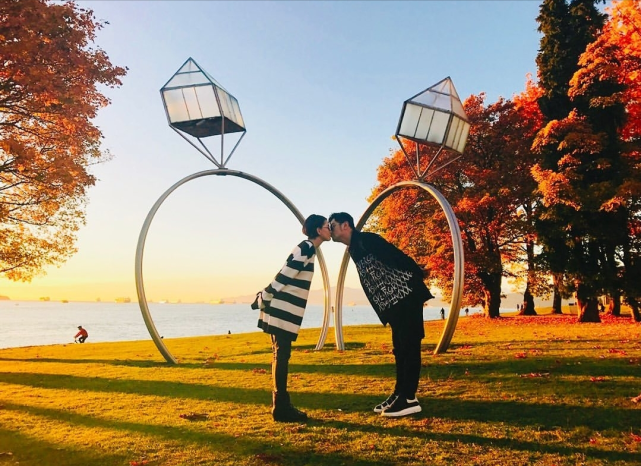 周杰倫夫婦同框秀恩愛，夫妻赤腳水中嬉戲，昆凌曬老公視角照超仙