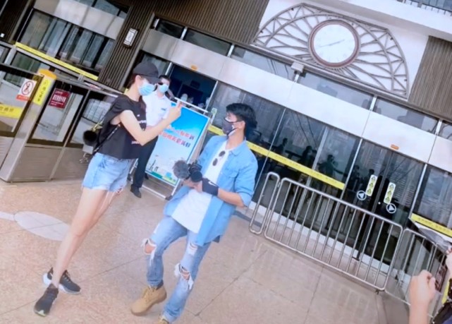 太甜蜜！蔡少芬张晋游重庆长江索道，被人群包围依旧镇定拥抱合影