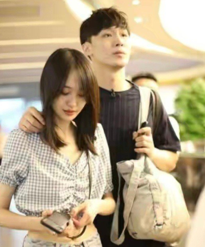 郑爽深夜发文，控诉全家账户被冻结，没钱点外卖靠着朋友救济