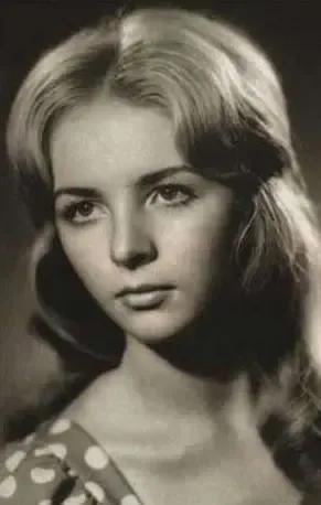 被总统普京给电话号码，58岁再嫁官员，出身底层的她可不一般