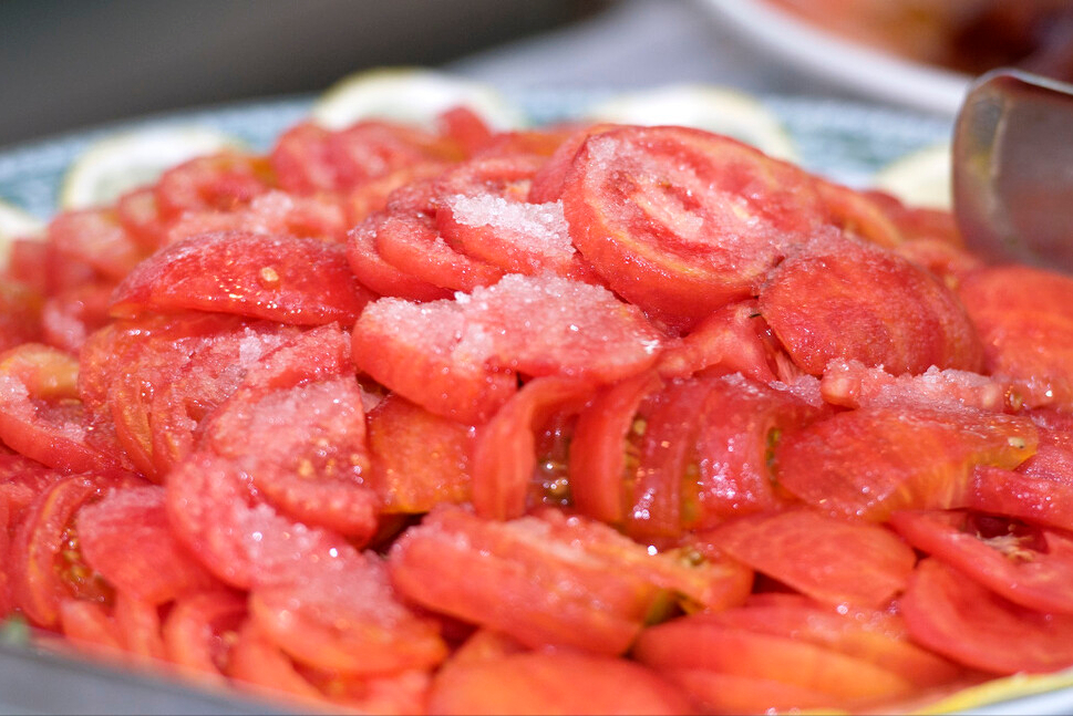 夏天凉拌西红柿，别只会放糖，大厨教你多加1样，更香甜更多汁
