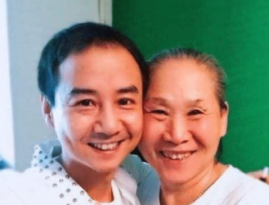 她被儿子带进娱乐圈，因出演老太太瞬间走红，