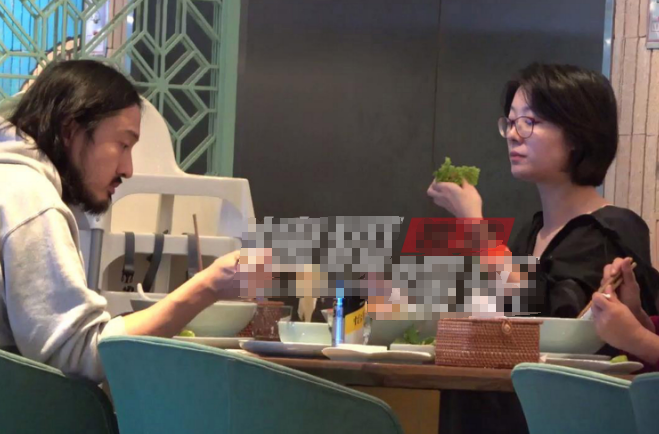 见家长！关谷君与齐溪母女外出就餐，女友为保身材只吃青菜