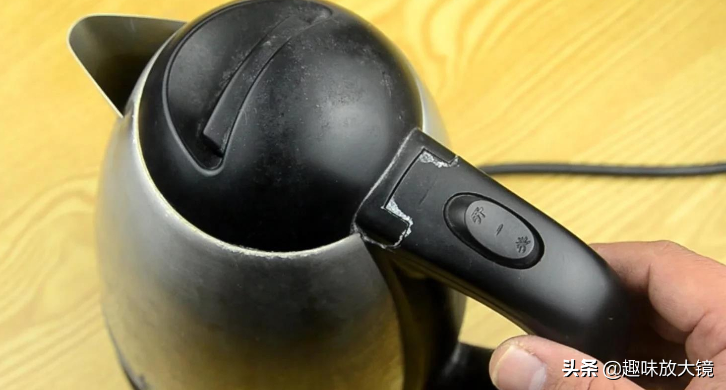 The electric kettle is broken. It's easy to fix it. The guy will teach