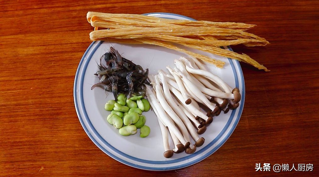 做饭怕麻烦？教你三鲜腐竹的懒人做法，吃起来清爽，没有油腻感