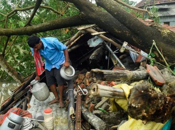 蝗灾疫情还在肆虐，印度又遭遇一场灾难，印官