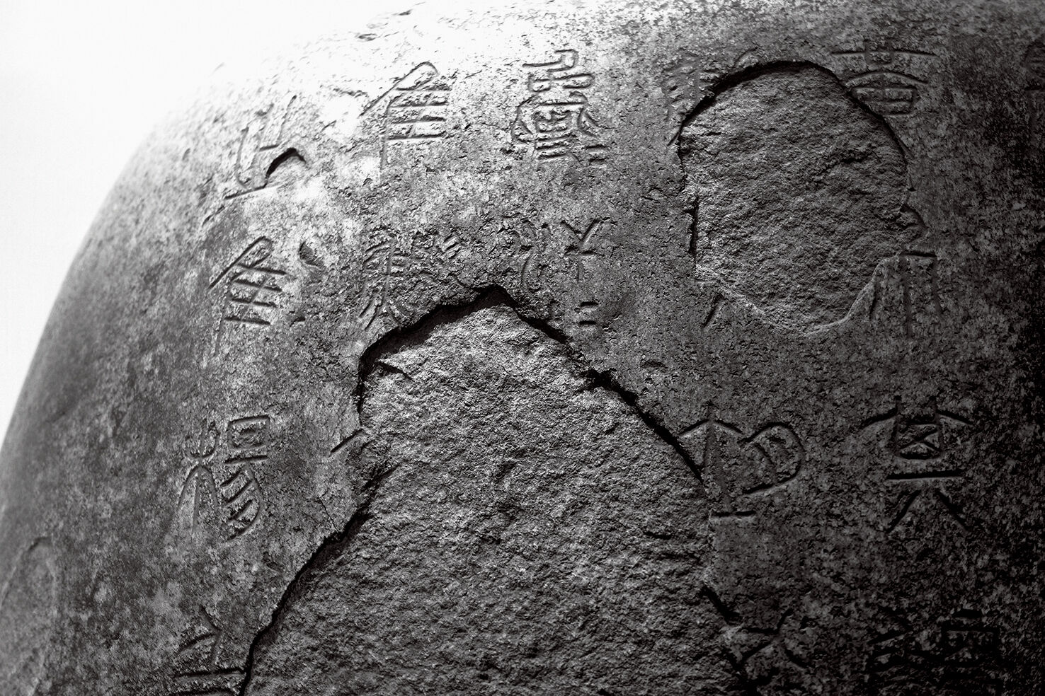 古代就有学者认为石刻是青铜铭文的延续，用于记载历史
