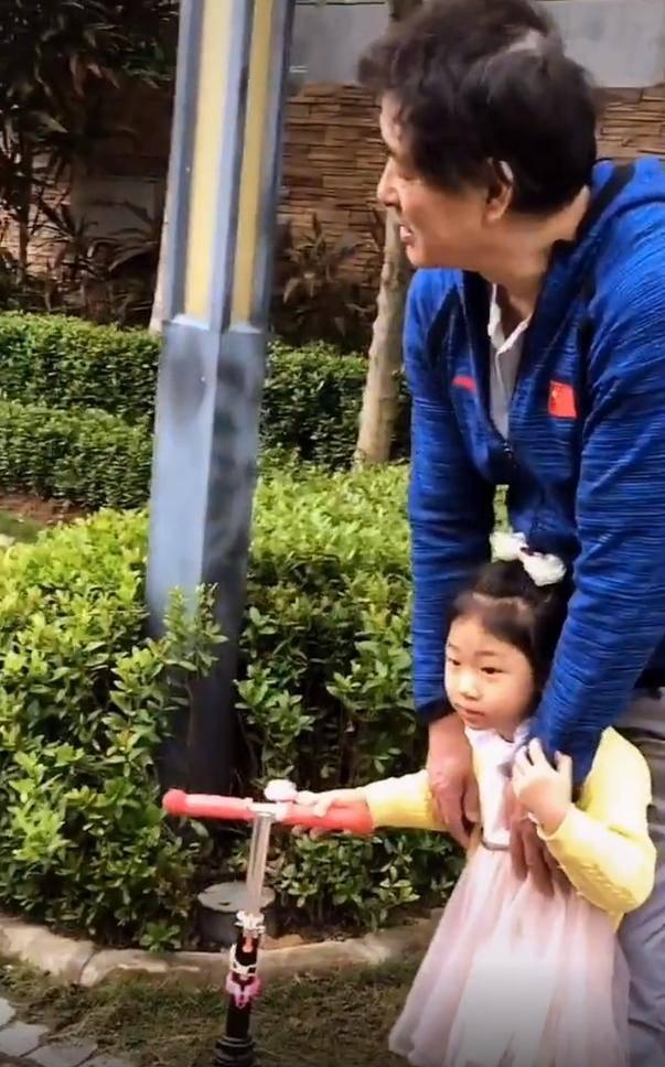 67岁老艺术家濮存昕，驼着背为学生讲课！女儿结