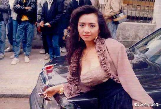 叶子楣近况同居20年男友去世后，独自遛狗鞋还穿