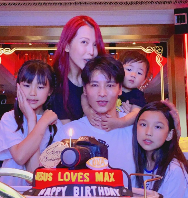 蔡少芬和张晋现身游乐园！两岁儿子正脸罕曝光，浓眉大眼五官精致