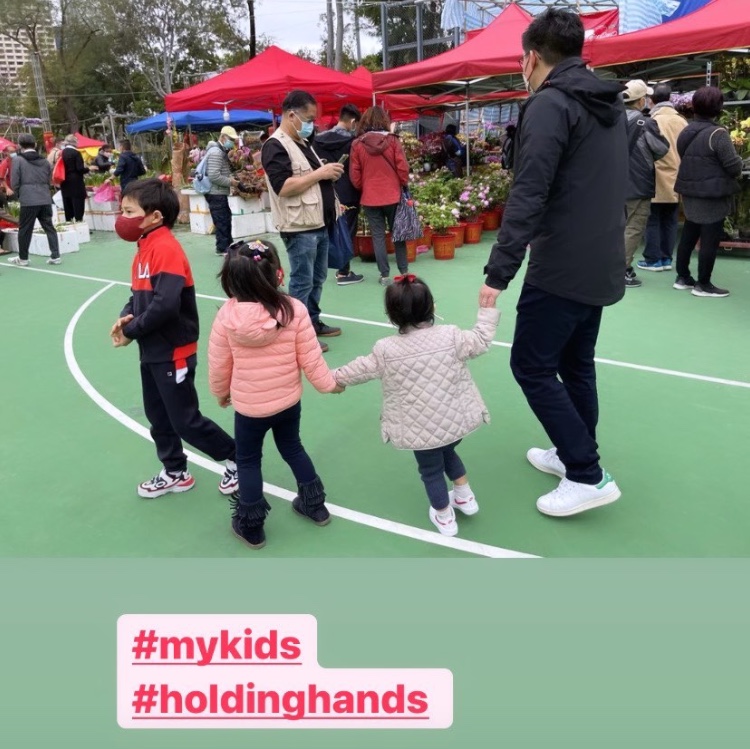 霍啟剛郭晶晶一家逛花市畫面溫馨，大兒子牽著倆妹妹超有哥哥範