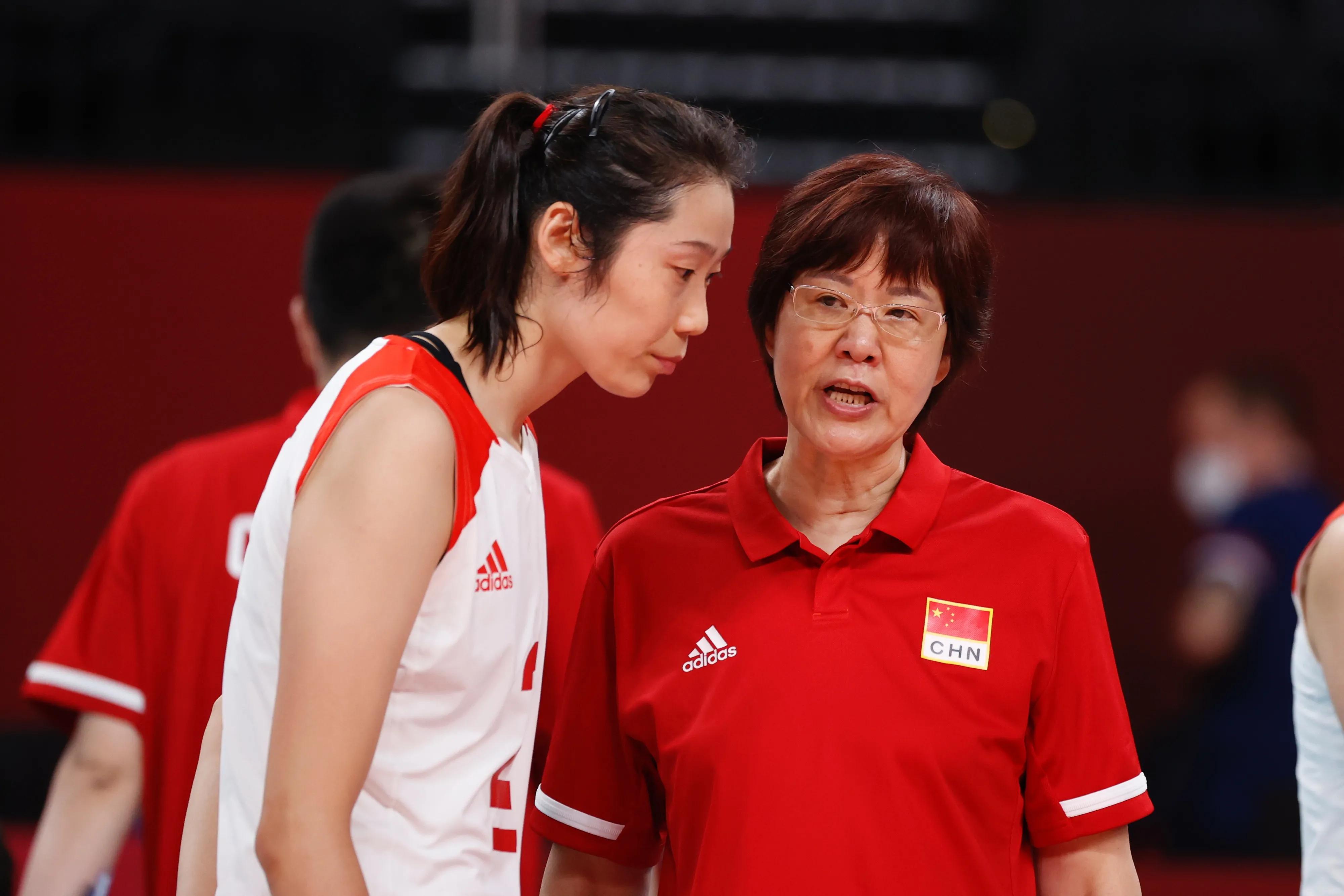 郎导离任后首发声：问心无愧！两权威央媒挺郎导，赞女排精神