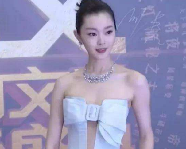 宋轶这抹胸裙真是绝了 有些女星穿着生怕撑破 而她却要勒紧了穿 娱乐 蛋蛋赞