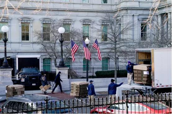 人走茶凉！搬家卡车抵达白宫开始打包行李，特朗普未露面