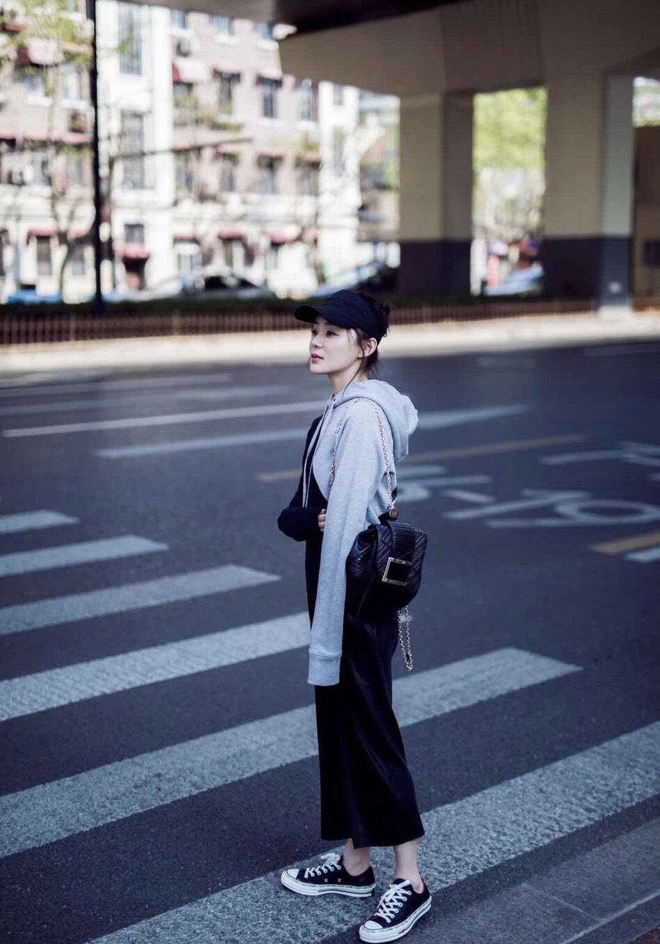 关晓彤走机场，穿白色卫衣意外抢镜，这个卫衣